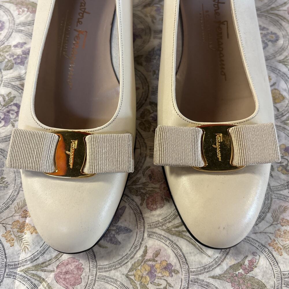 Authentic Salvatore Ferragamo Vara White Leather Bow Pumps Heel Shoes Size 8 1/2 - Picture 3 of 13